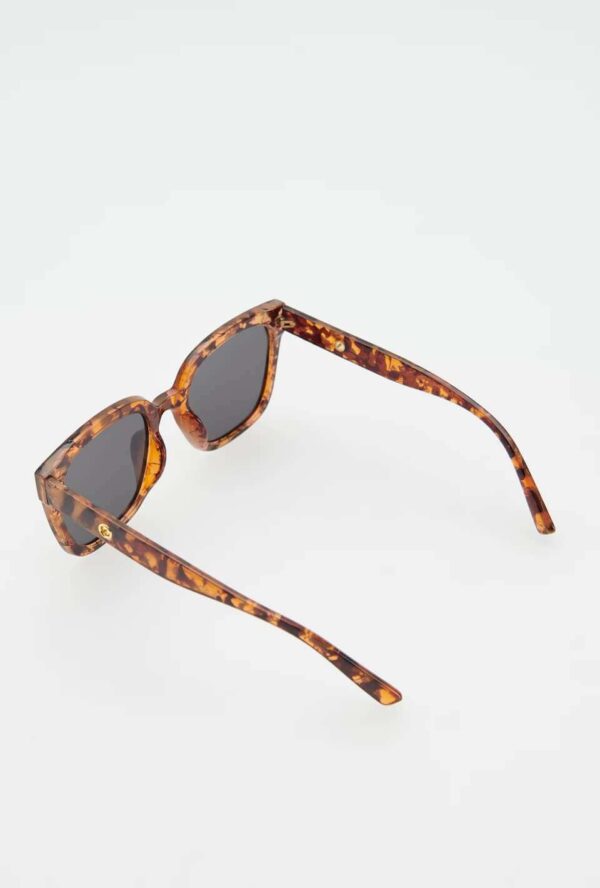 Trendy Square Sunglasses for Women - Image 3