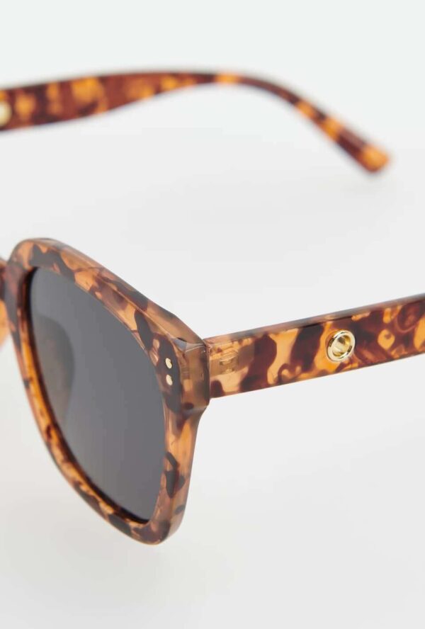 Trendy Square Sunglasses for Women - Image 4